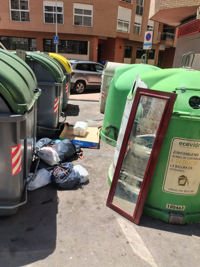 Detrás de cada bolsa en el suelo hay un trabajador en riesgo