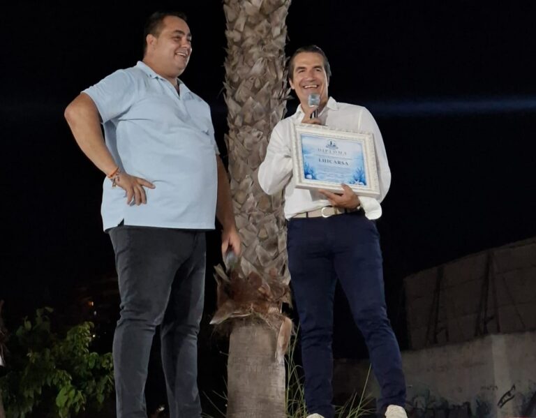 Reconocimiento vecinal a Lhicarsa en las fiestas patronales de Islas Menores