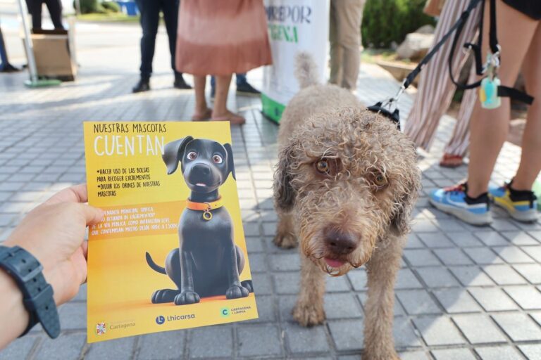 Cartagena lleva a las playas su campaña para fomentar la tenencia responsable de mascotas durante el verano